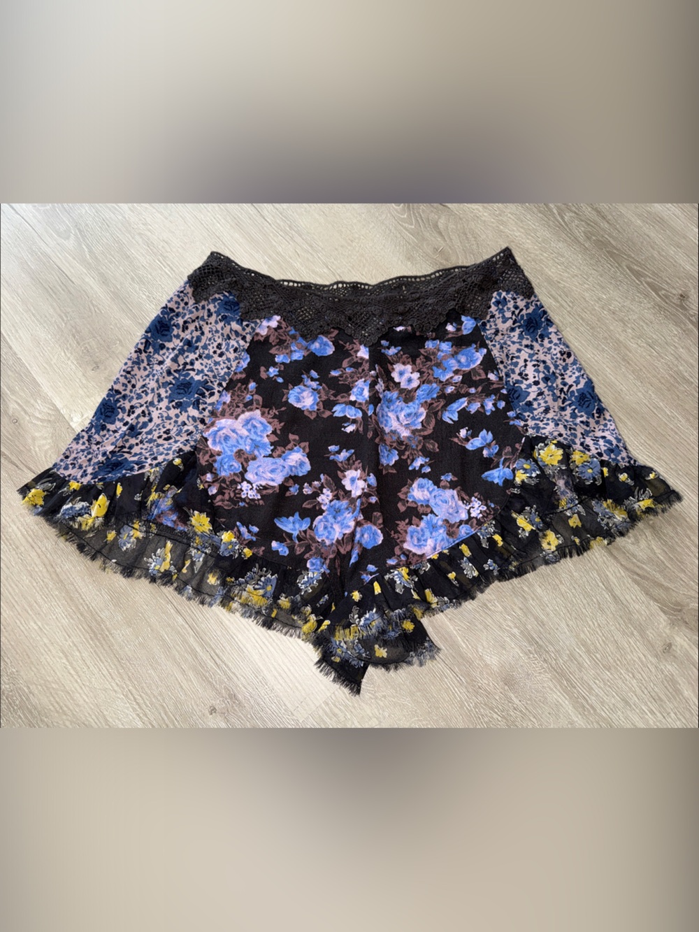 Floral Patterned Lace-Trim Shorts - Picture 2 of 6